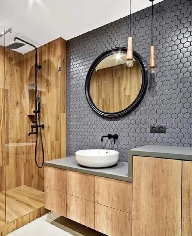 banheiro planejado com porcelanato amadeirado para área do box e revestimento hexagonal cinza  Foto Jeito de Casa