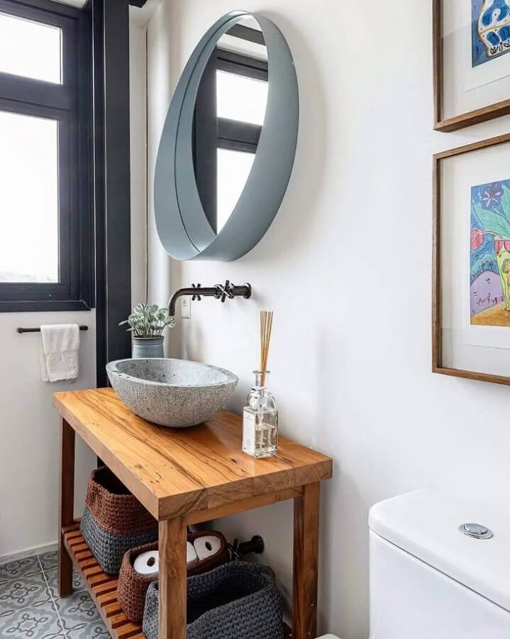 banheiro simples decorado com espelho redondo para banheiro com moldura moderna Foto Anna Parisi