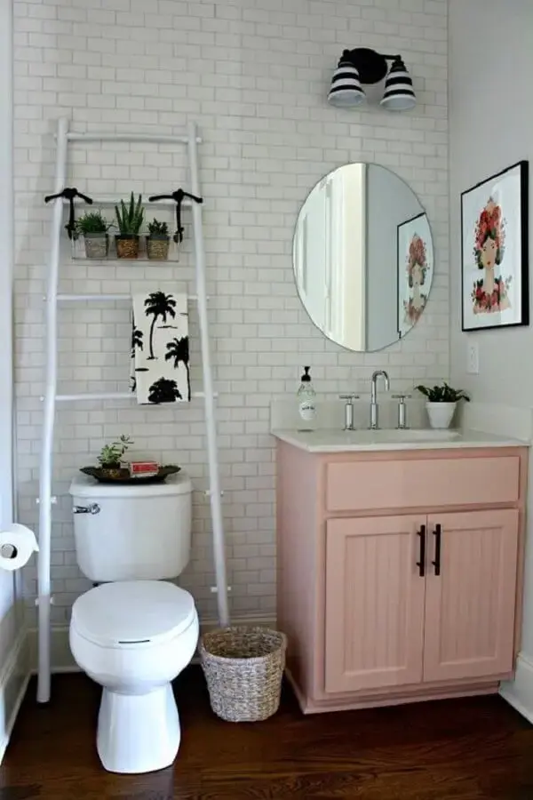 banheiro simples decorado com revestimento tijolinho branco Foto Só Decoração