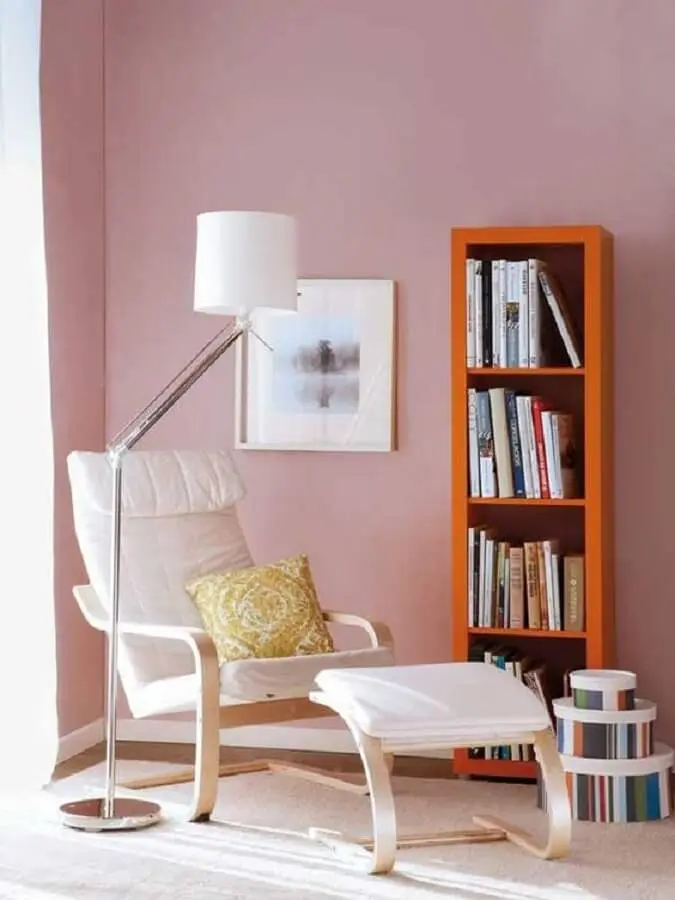 cantinho de leitura decorado com poltrona branca e luminária para leitura noturna Foto Pinterest