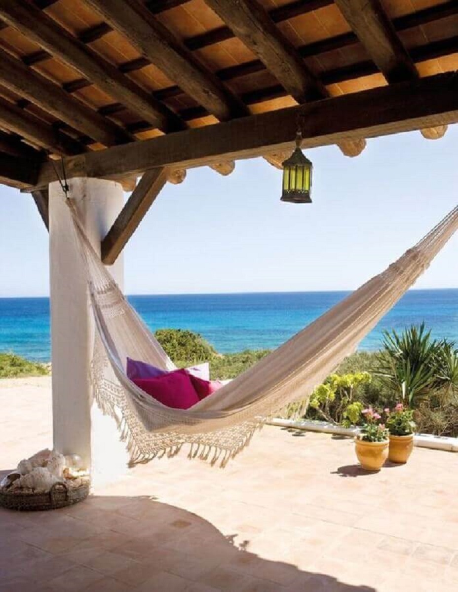 casa de praia decorada com rede de descanso para varanda Foto El Mueble