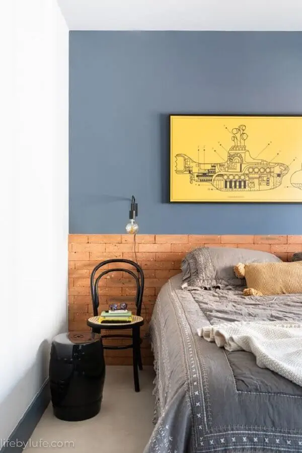 cores de tinta para quarto masculino azul com cabeceira feita com tijolinho à vista  Foto Life by Lufe