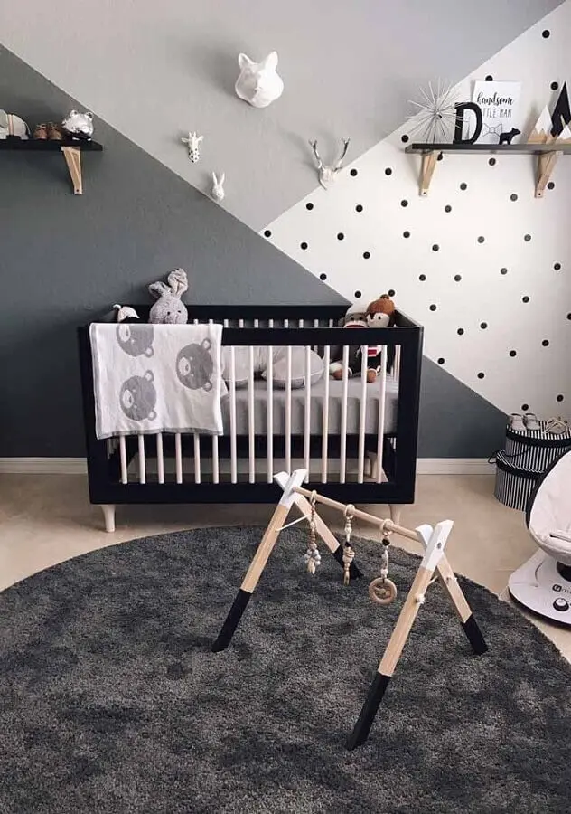 cores para quarto de bebê masculino cinza e branco com berço preto Foto Pinterest