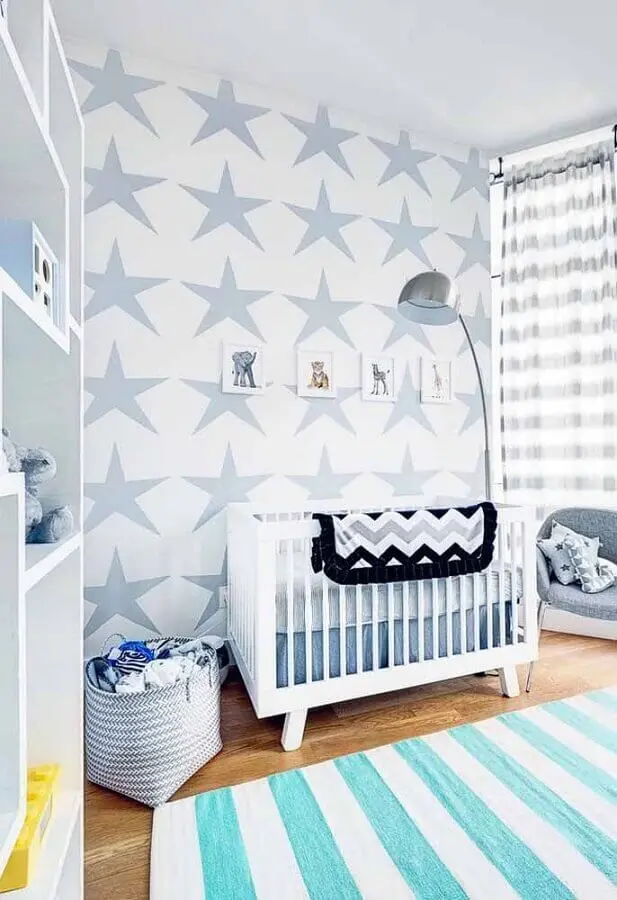 cores para quarto de bebê masculino decorado com papel de parede de estrelas azuis  Foto Pinterest
