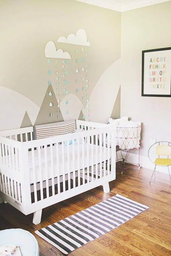cores para quarto de bebê masculino todo branco com papel de parede bege  Foto Futurist Architecture