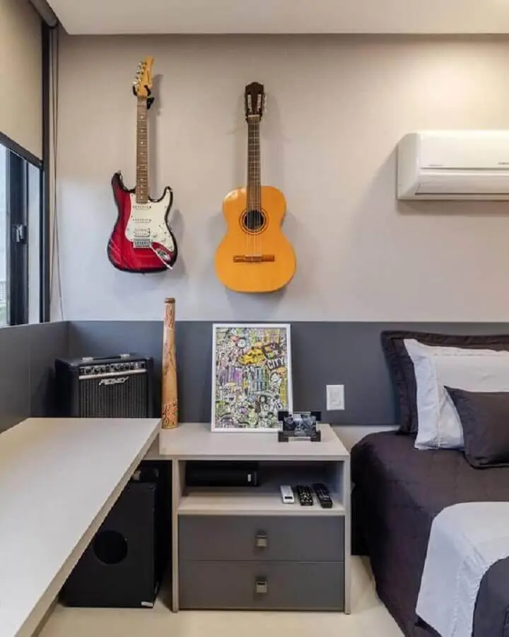 cores para quarto masculino cinza com guitarra e violão na parede  Foto Homify