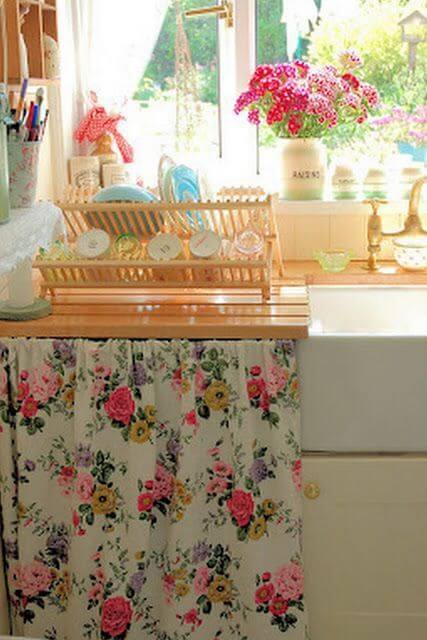 Cortina para pia floral na cozinha romântica