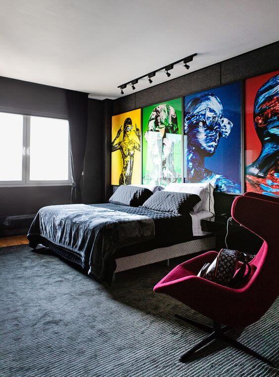 Cortina preta com quadros coloridos no quarto