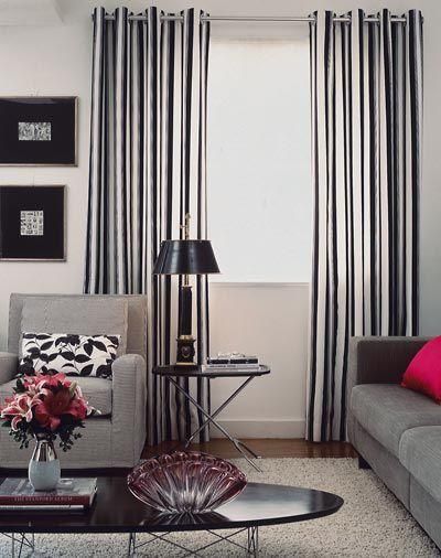 Aposte na cortina preta e branca listrada para decorar sua sala com estilo