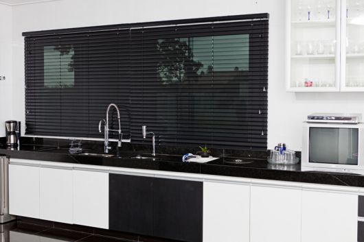 Cortina persiana preta na cozinha preto e branca
