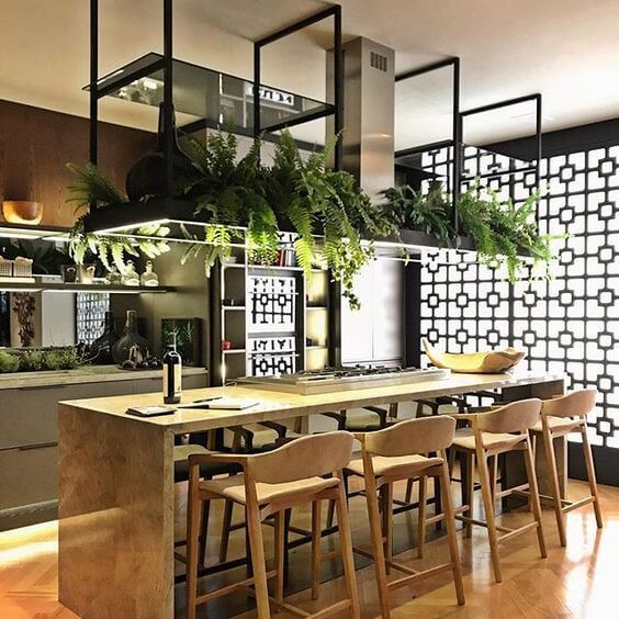 Cozinha americana moderna com decoração de plantas
