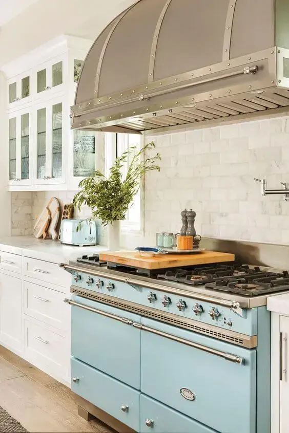 Cozinha com fogão retrô azul