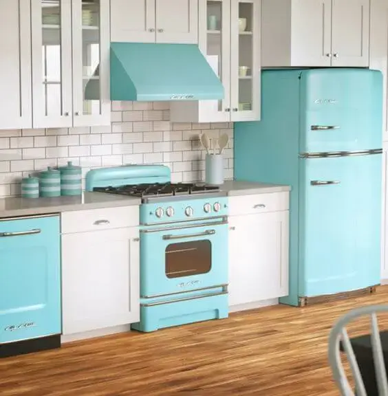 Cozinha com fogão retrô e eletrodomésticos da mesma cor
