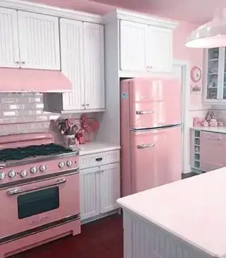 Que tal comprar o fogão retrô rosa na cozinha branca