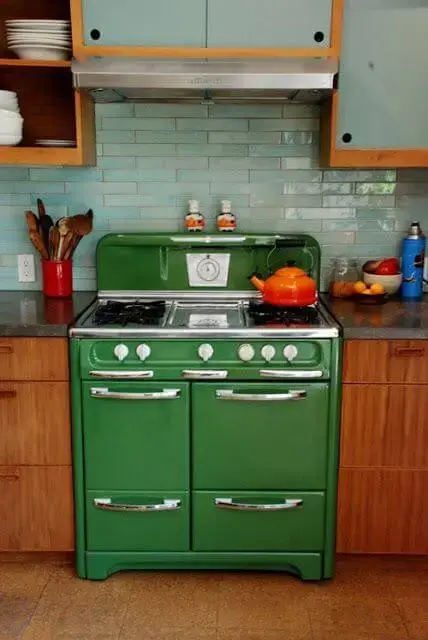 Fogão verde retrô com armários de madeira