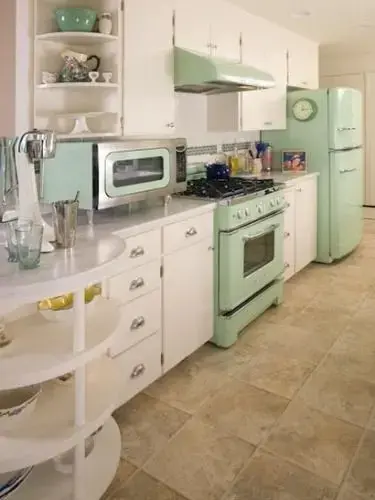 Aposte nos armários brancos para destacar seu fogão retrô verde