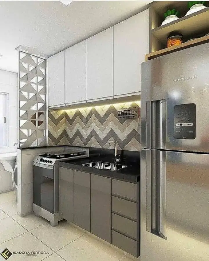 cozinha compacta decorada com armário de cozinha cinza e branco Foto Isadora Ferreira