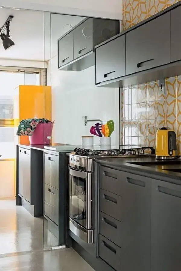 cozinha de apartamento decorada com armário de cozinha cinza escuro Foto Archzine