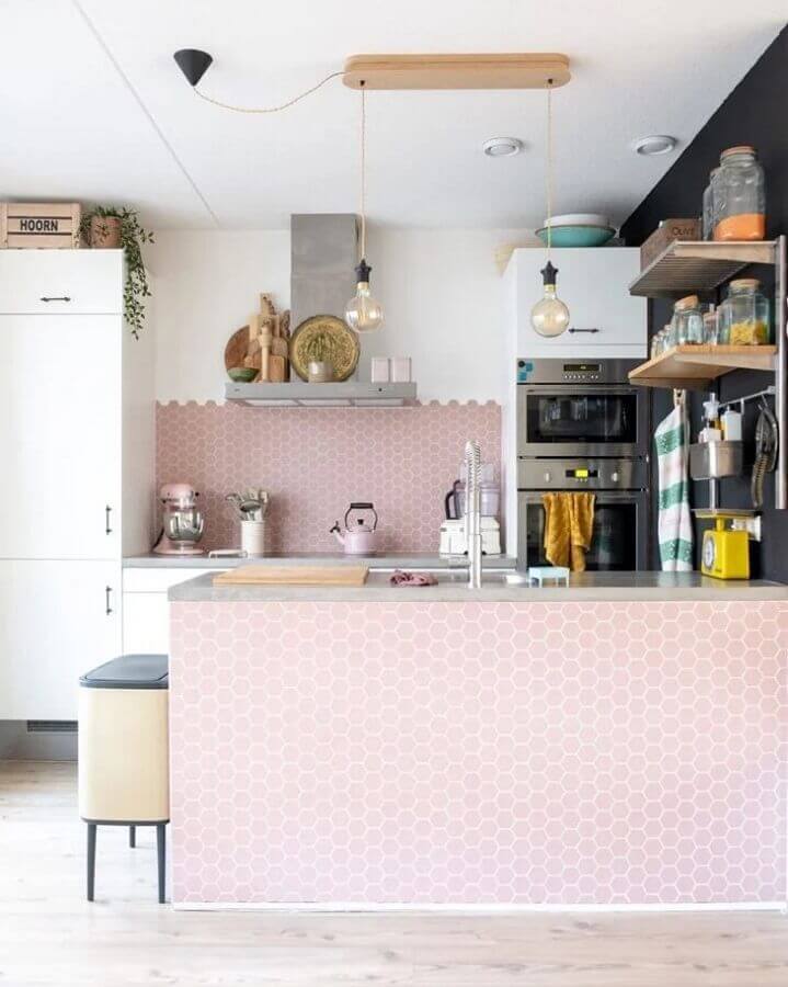 cozinha decorada com revestimento hexagonal rosa  Foto Eco Mama & Her Tribe