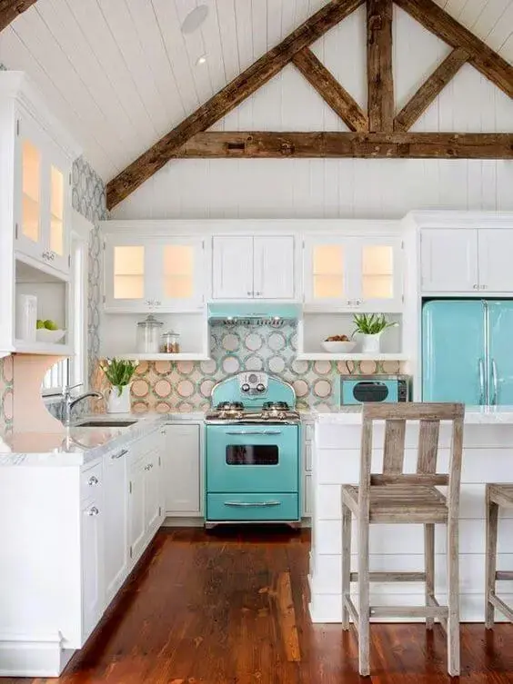 Cozinha moderna com fogão retrô azul