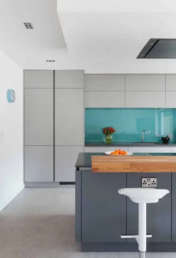 cozinha moderna decorada com armário de cozinha cinza claro Foto Pinterest