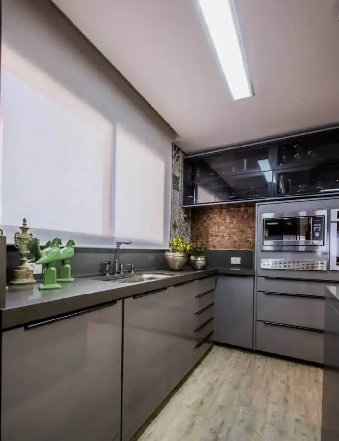 cozinha moderna decorada com armário de cozinha planejado cinza Foto Pinterest