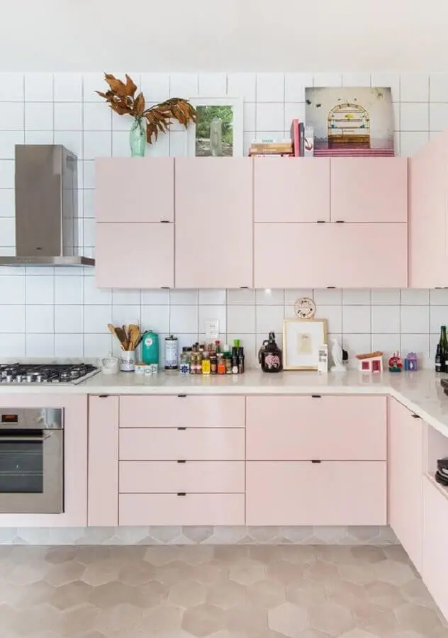 cozinha simples planejada com armários rosa candy colors Foto Histórias de Casa