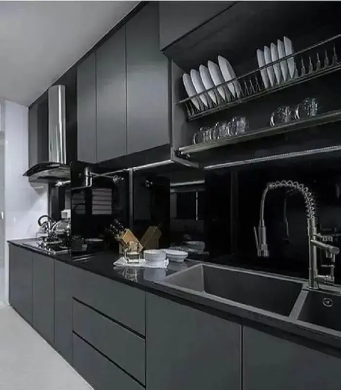 decoração-moderna-com-armário-de-cozinha-cinza-e-preto-planejado