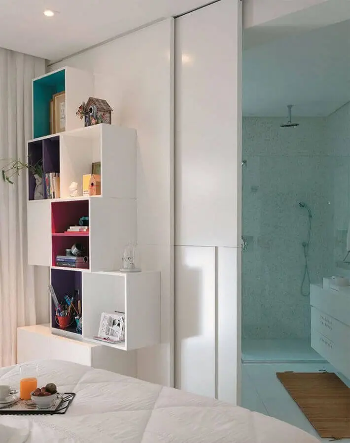 decoração de quarto branco com estante de nichos com detalhes coloridos Foto Ideias Decoração