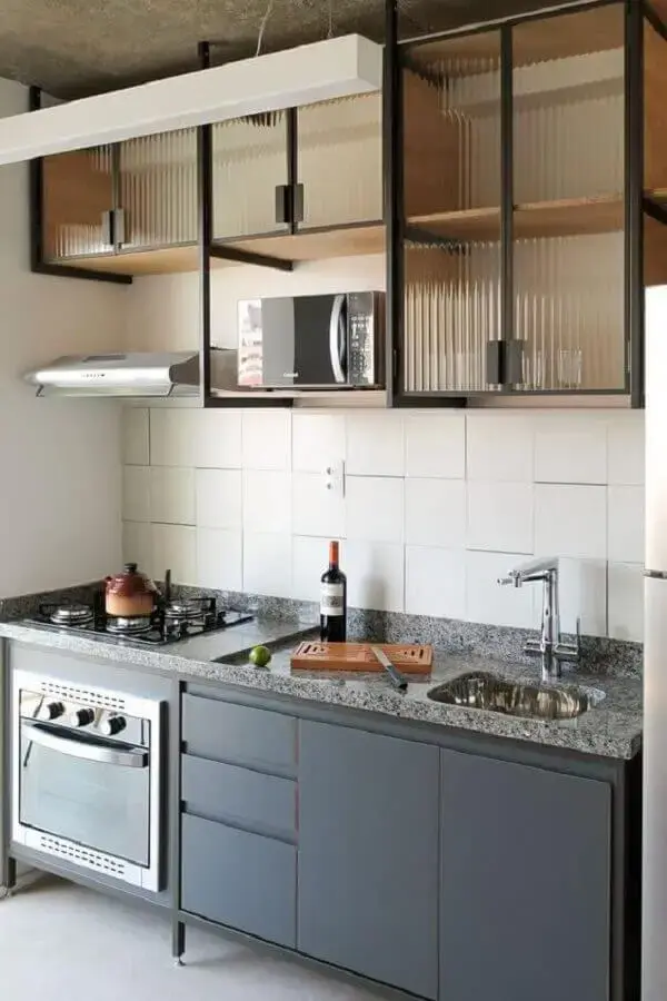 decoração simples com armário de cozinha cinza Foto Pinterest