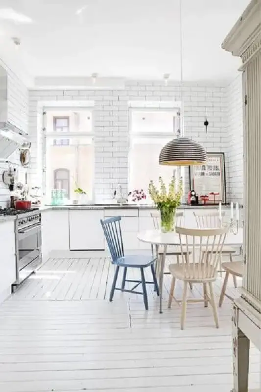 decoração clean para cozinha com tijolinho branco Foto Futurist Architecture