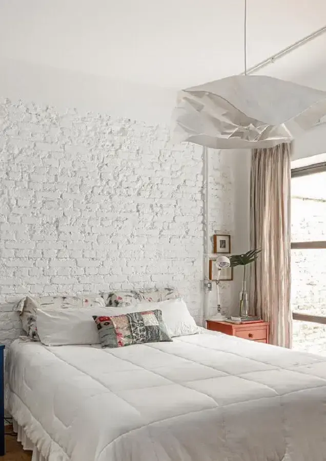 decoração clean para quarto com parede de tijolinho branco Foto Histórias de Casa