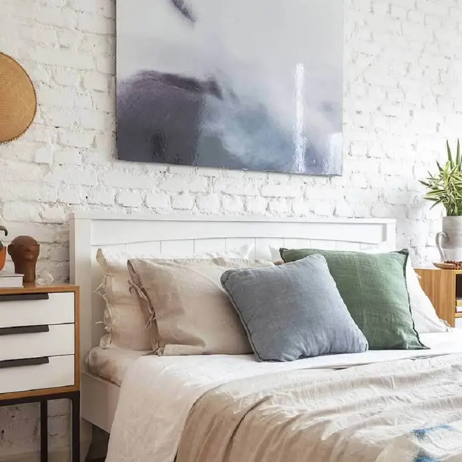 decoração clean para quarto de casal com revestimento tijolinho branco rústico Foto Mooui Home