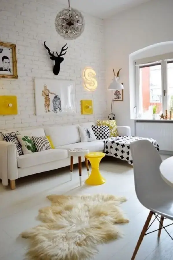 decoração clean para sala com sofá com chaise e parede de tijolinho branco Foto Pump Up Decor