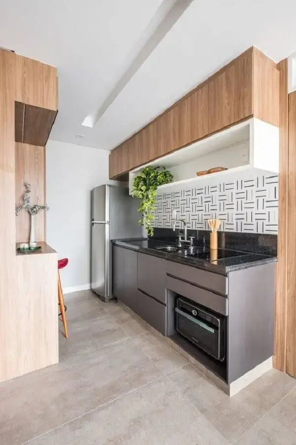 decoração com armário de cozinha planejado cinza com armário aéreo de madeira Foto Pinterest