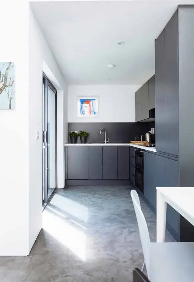 decoração com armário de cozinha planejado cinza de canto Foto House and Home