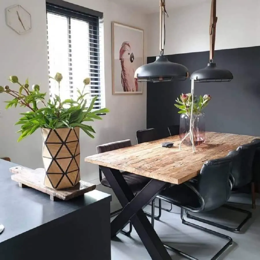 decoração com cadeiras pretas e mesa de jantar industrial com acabamento rústico Foto Decorame