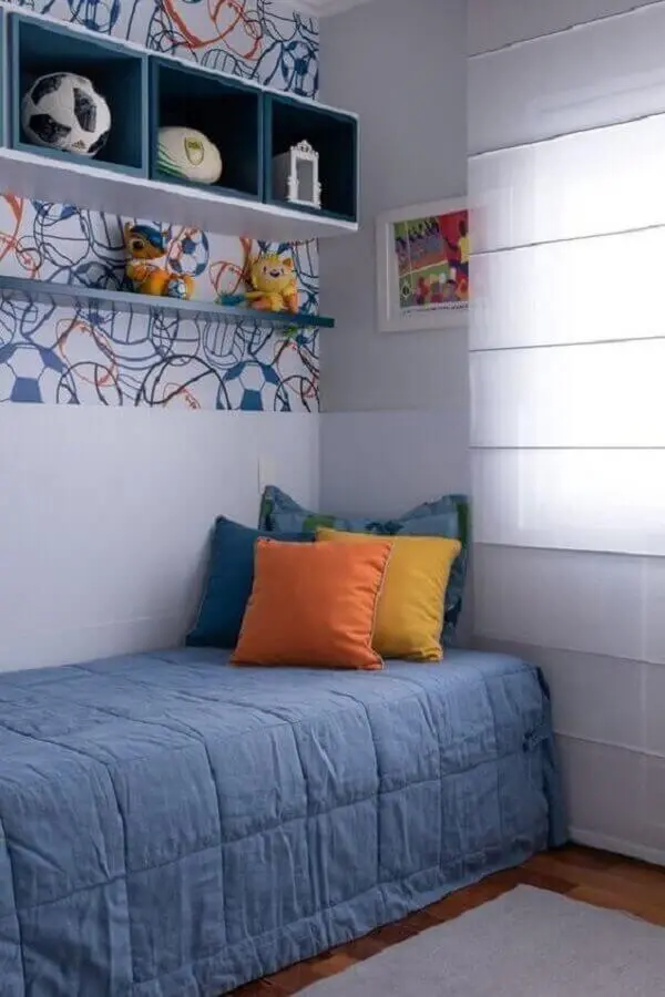 decoração com cores para quarto masculino azul e branco com almofadas coloridas Foto Pinterest