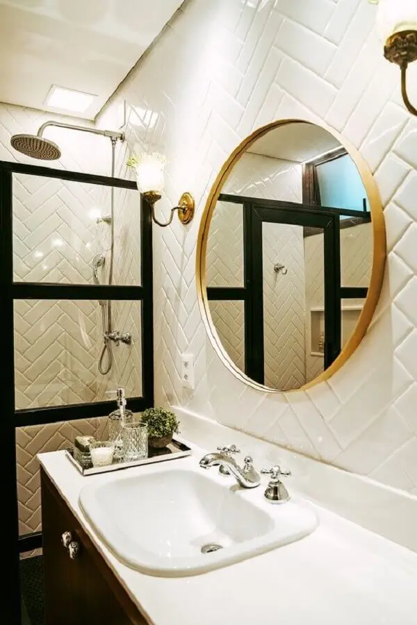 decoração com espelho redondo para banheiro com moldura dourada Foto Casa de Valentina