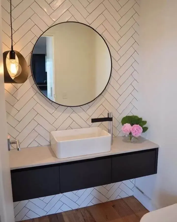 decoração com espelho redondo para banheiro planejado com gabinete suspenso preto Foto Nosso Lar 68