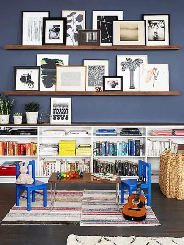 decoração com estante para livros e prateleira de madeira para quadros Foto Pinterest