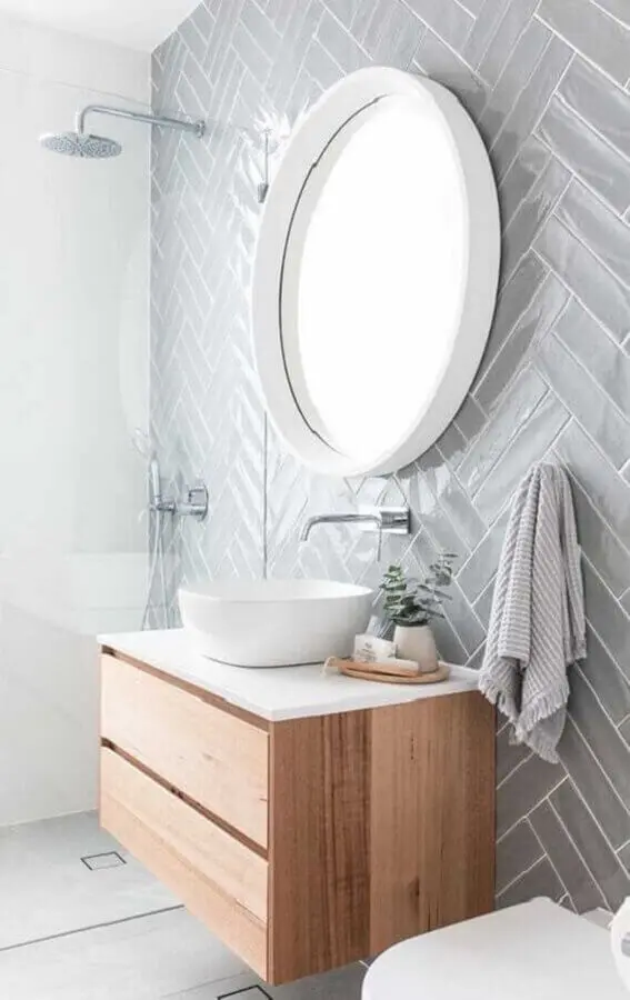decoração com gabinete suspenso de madeira e espelho redondo para banheiro com moldura branca Foto Pinterest