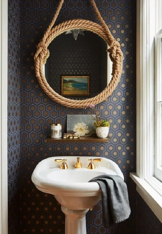 decoração com papel de parede escuro e espelho redondo para banheiro com alça de corda Foto Pinterest