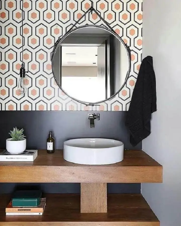 decoração com revestimento colorido e espelho redondo para banheiro com alça Foto Natalia Piramo