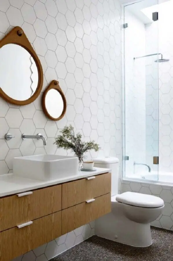 decoração com revestimento hexagonal banheiro branco  Foto Interior Design Inspiration