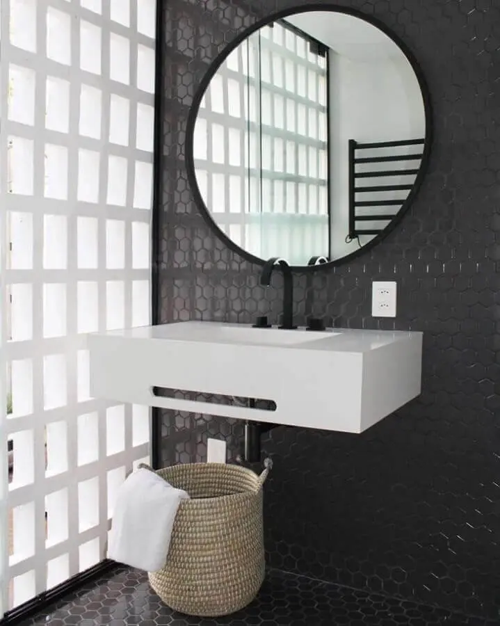 decoração com revestimento hexagonal banheiro preto e branco  Foto Pinterest