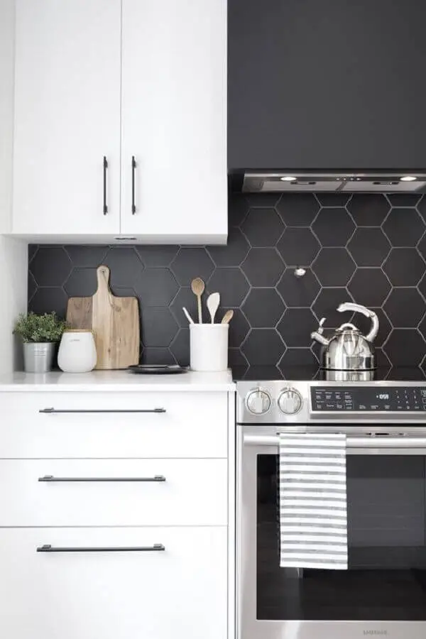 decoração com revestimento hexagonal cozinha preta e branca  Foto Pinterest