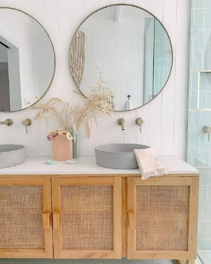 decoração de banheiro clean com gabinete rústico e espelhos para banheiro redondo Foto Anita Yokota