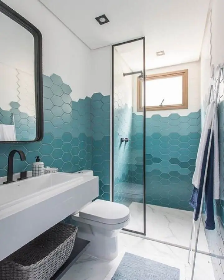 decoração de banheiro com revestimento hexagonal azul Foto Decor Salteado