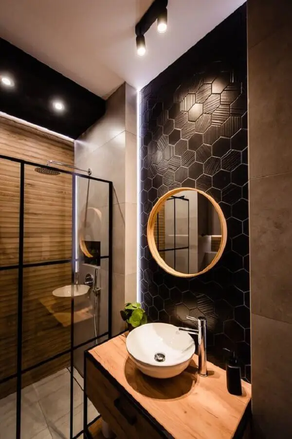 decoração de banheiro pequeno com gabinete de madeira e revestimento hexagonal preto Foto Pinterest
